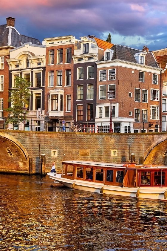 Canals and Cobblestones in the Dam