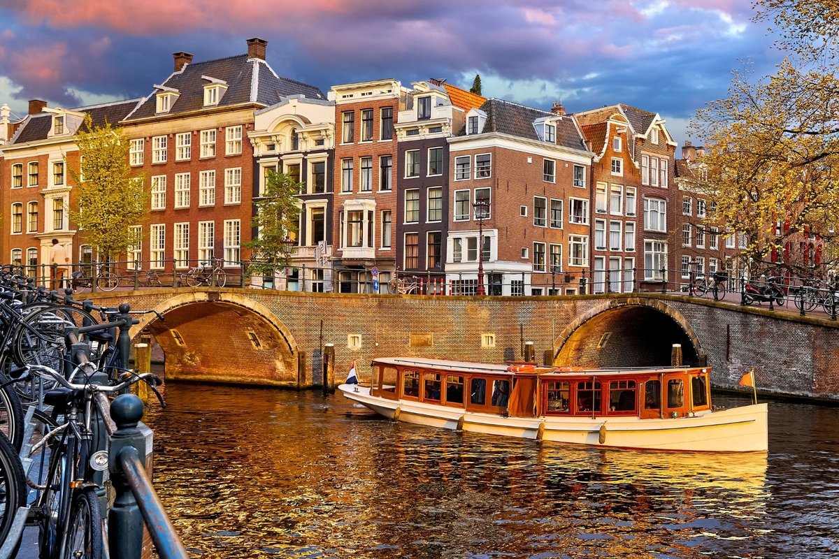 Canals and Cobblestones in the Dam